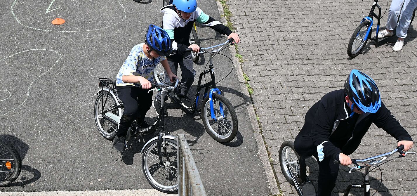 ADFC-Aktionstag Freisen Eine Gruppe von Kindern auf dem Fahrrad.